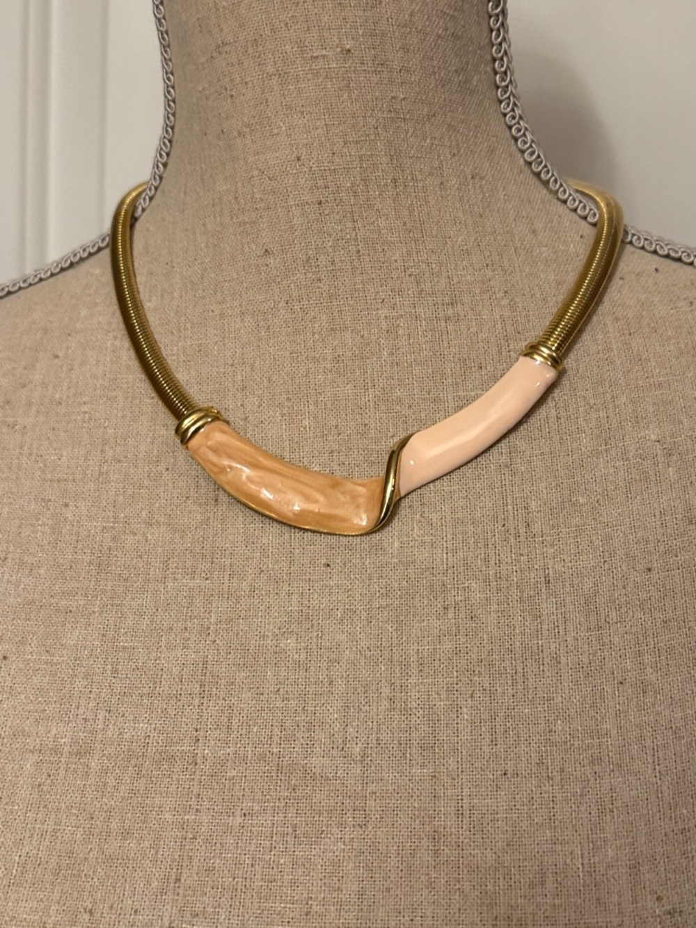 VINTAGE NECKLACE, GOLD TONE MESH ENAMEL SWIRL, CENTERPIECE, CREAMY PEACH TAN